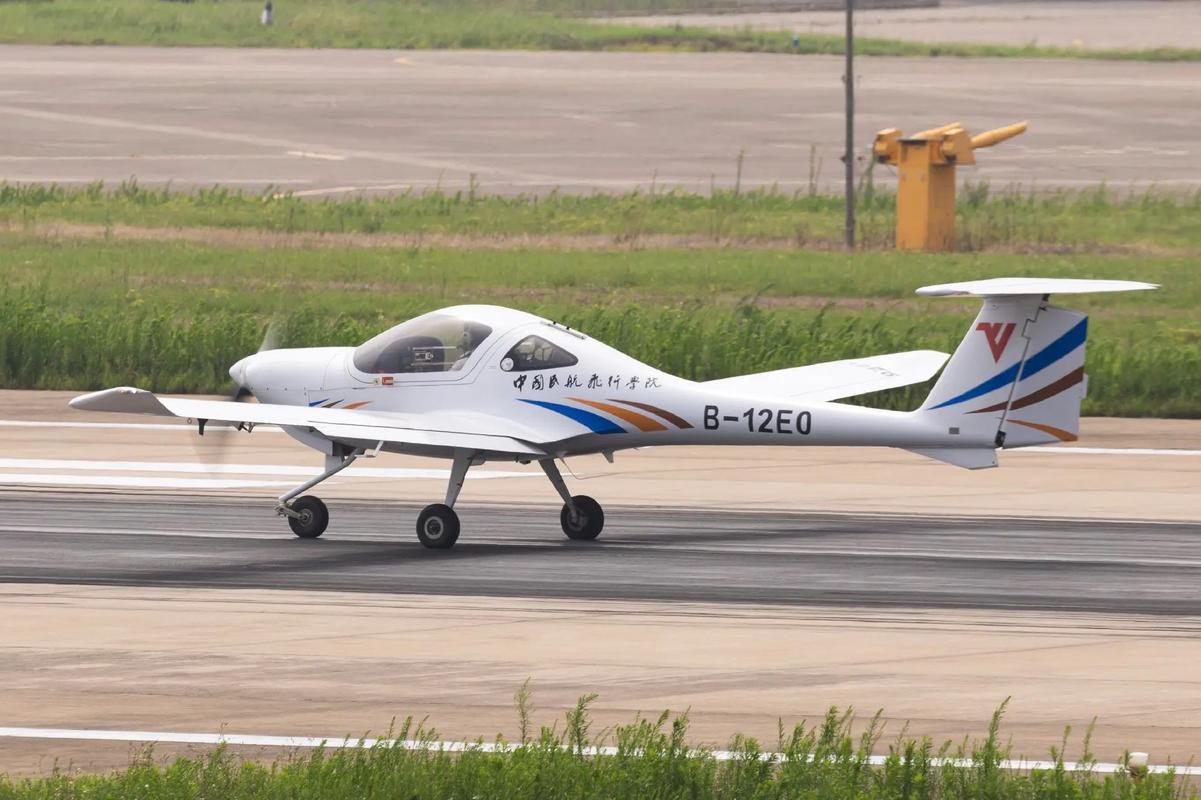追飛機的天上人間，兩路口機場是夢的地名